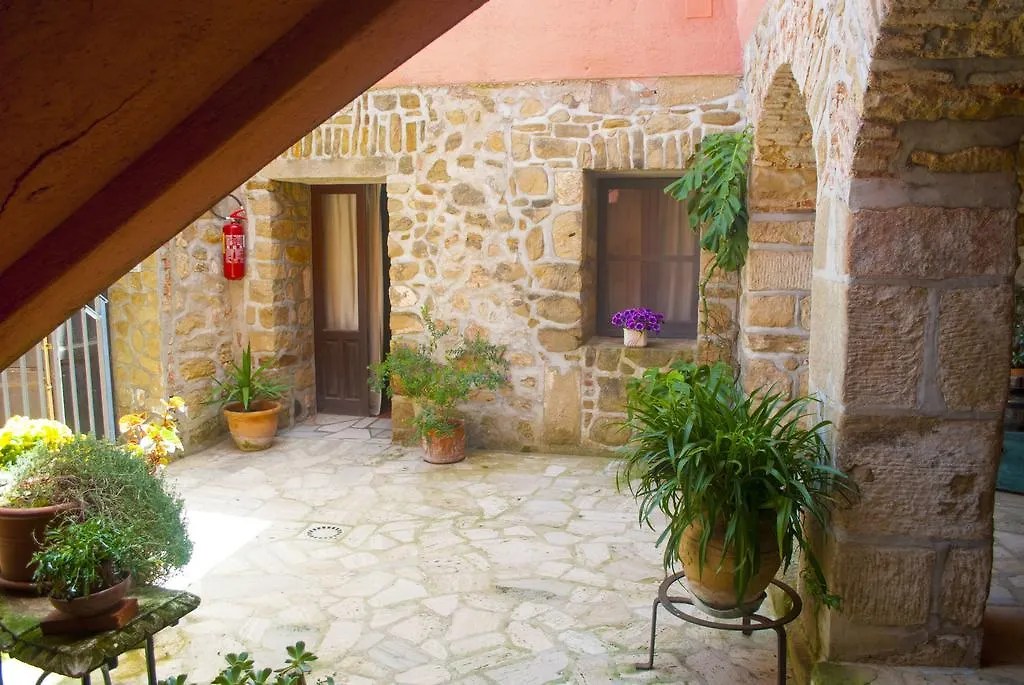 Bauernhof Agriturismo Fattoria Di Grenne Ficarra Italien